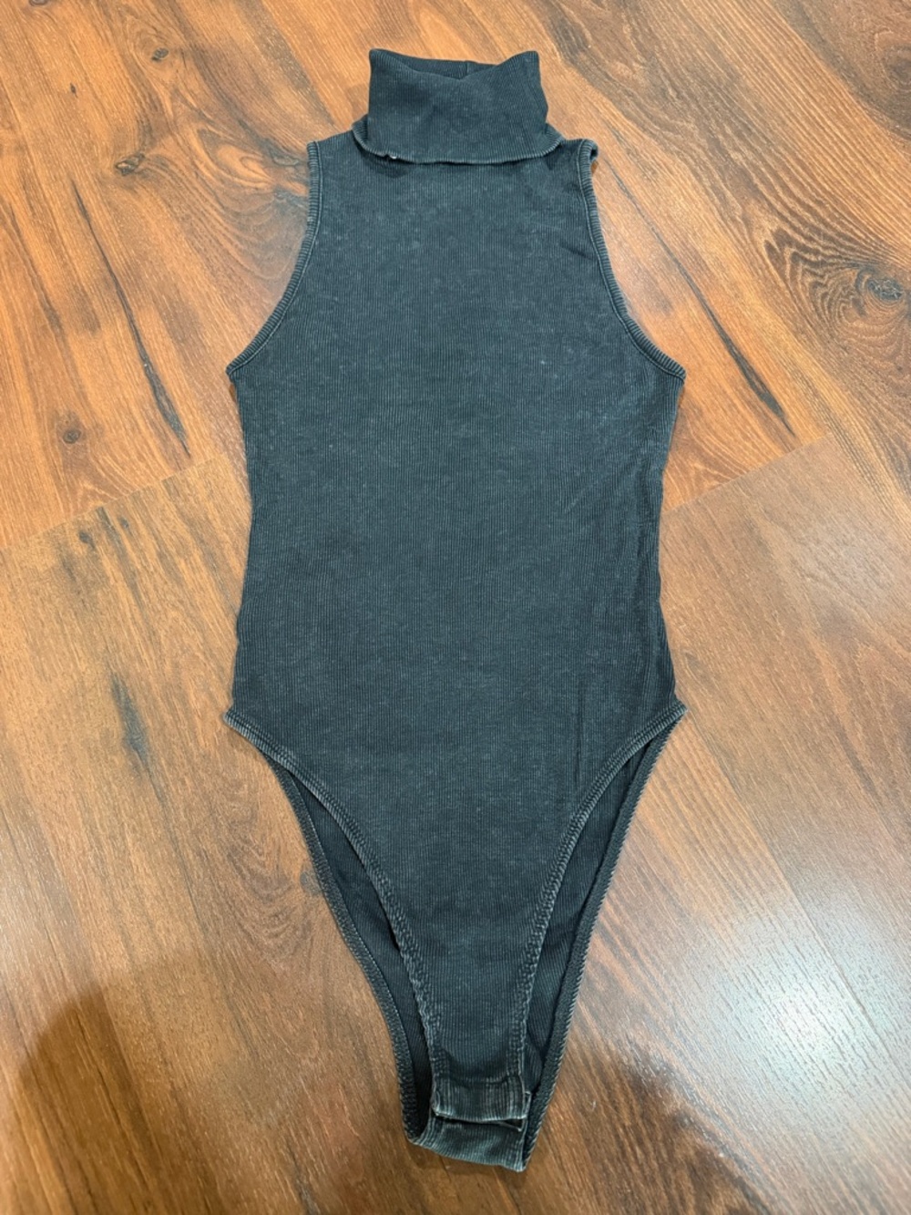 Zara Ribbed Sleeveless
Turtleneck Bodysuit - Washed
Black Sz Small